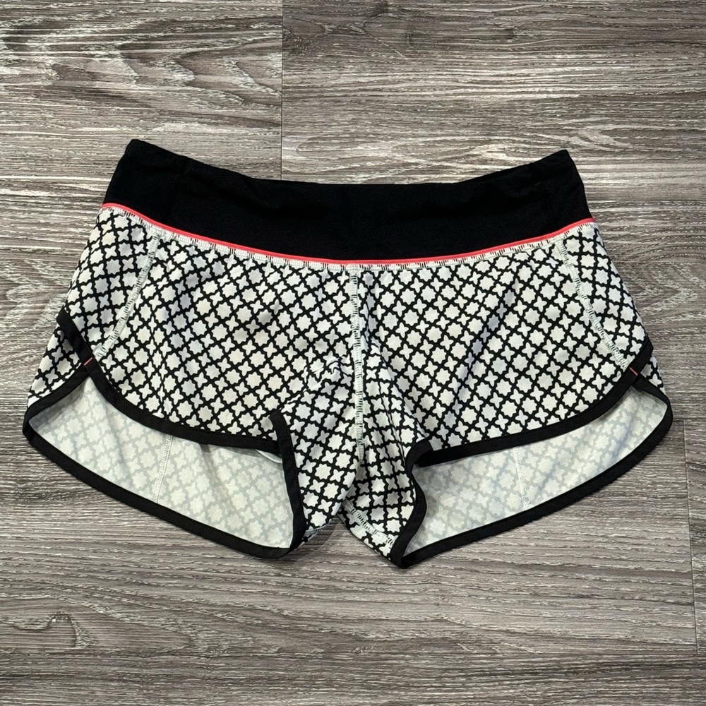 Lululemon Speed Up Shorts Lined Size 4 Black and White Pattern Design